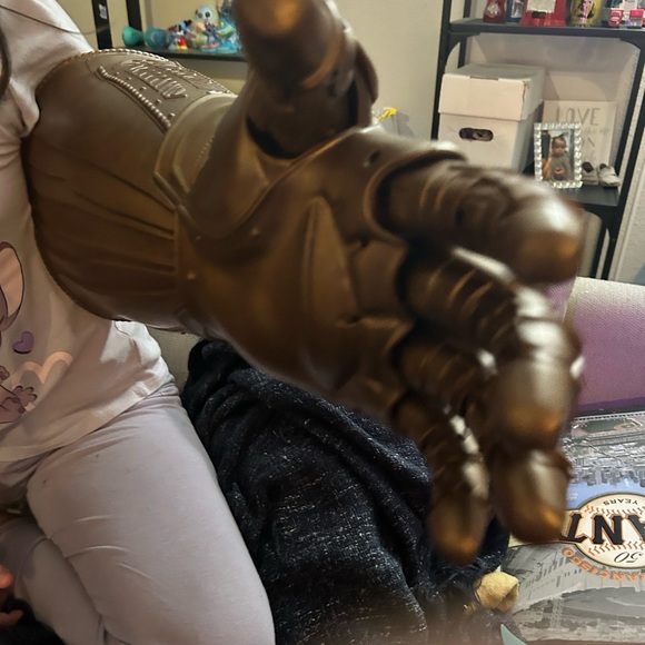 Marvel Infinity Gauntlet Toy with Multicolor Stones - Picture 4 of 8